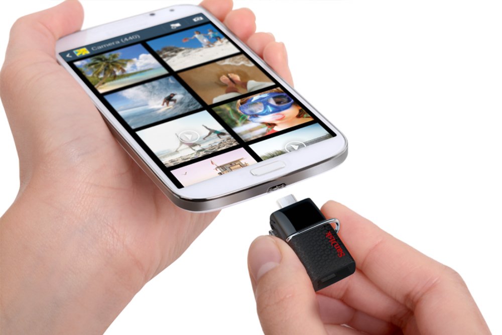 SanDisk 32GB OTG Flash Drive connecting to smart phone